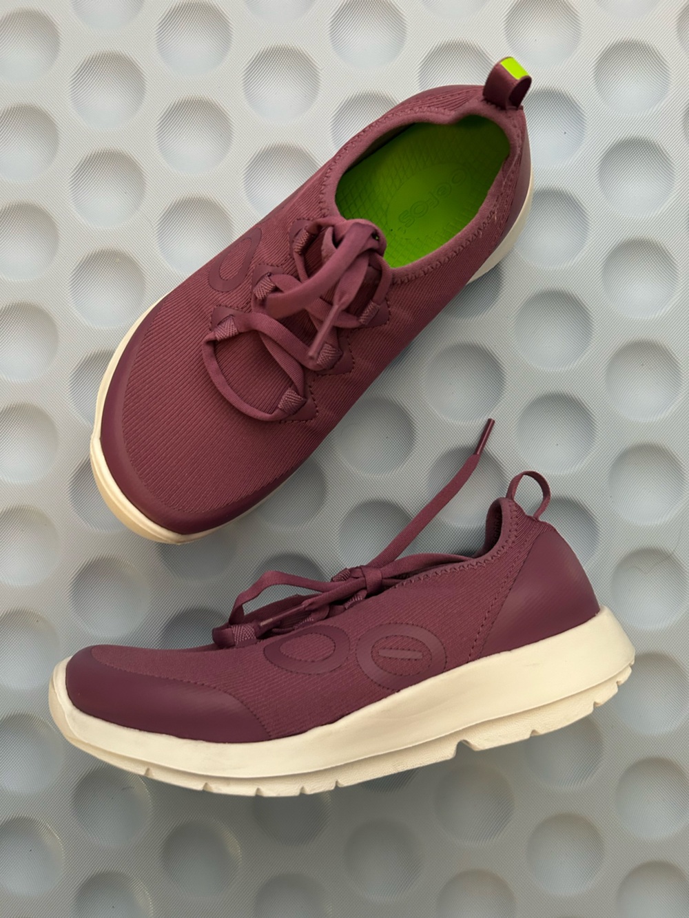 OOFOS Plum Slip-On Lace Sneakers with Lime Green Insole Size 6
